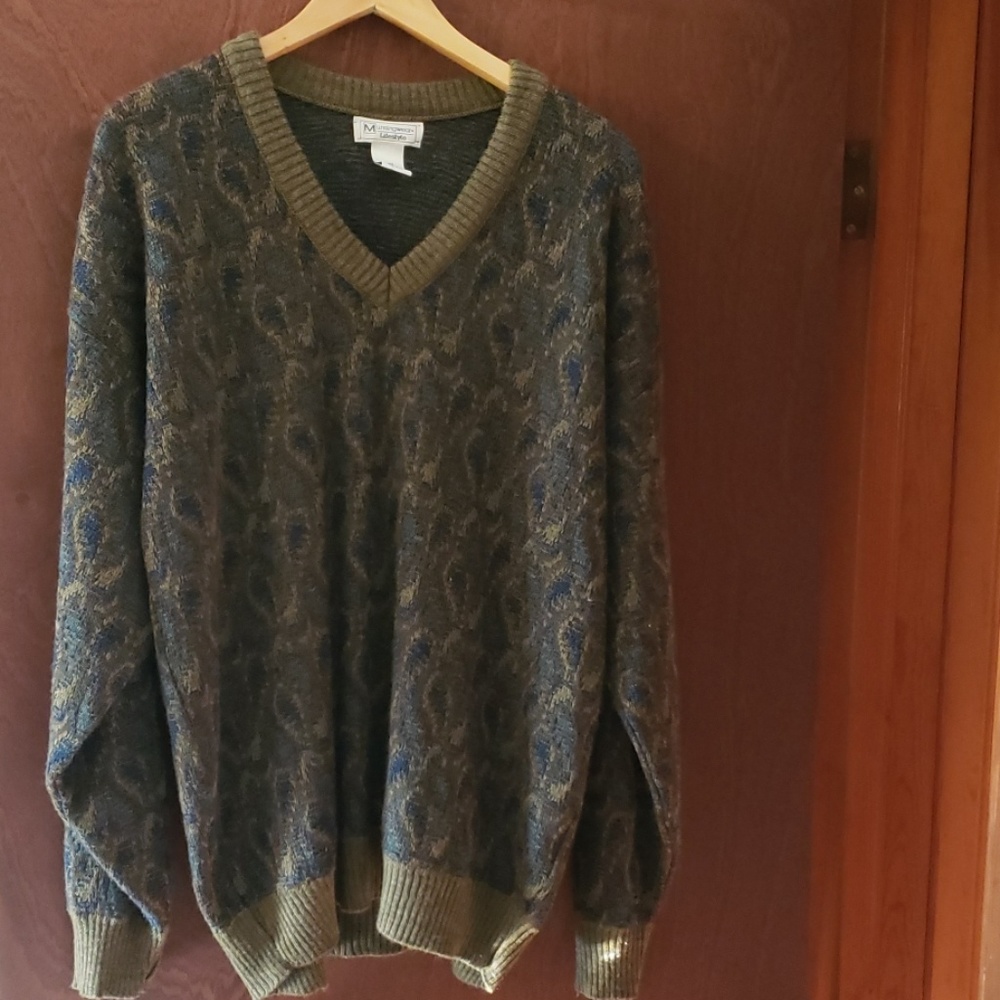 Minding Wear Sweater preowned minor flaws on back